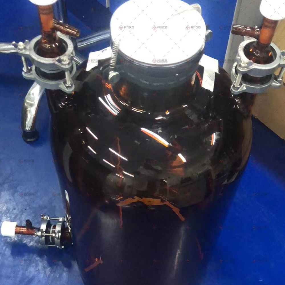 棕色雙層玻璃反應釜的作用是什么?
1-200H4110335T2.jpg
棕色雙層玻璃反應釜顧名思義就是釜體呈棕色的高硼硅玻璃,其耐腐蝕性強。
在設計上以及在造型的方面可以結合不同的特點。對于玻璃的厚度以及玻璃瓶的尺寸等等都有一定的要求。所以它的腐蝕性良好。能夠獲得的防火性能也是很強的。所以在挑選玻璃瓶的時候,可以根據它的使用的厚度,以及他的耐磨性等方面來結合。因此在設計上還會更加合理。我們可以根據它的整體功能和特點,來選擇不同的類型,還可以根據自己的需求來挑選不同的尺寸。
為什么試驗要用棕色玻璃而不是黑色玻璃呢?
黑色表示入射光完全被吸收而沒有反射光,因此黑色玻璃瓶就不透明了,使用棕色玻璃瓶的目的之一就是使用者在使用之前就可以觀察到瓶內所盛物質的狀態和多少,因此可以有準備的進行取用,避免可能出現的危險。一些見光敏感的物質對能量較高的光(波長較短),如藍色~紫色波段的光很敏感,而對能量低的紅色光并不敏感,也就是說,只要濾去可見光中的高能量波段的光就可以避免藥品見光分解了,并不是要濾去所有的可見光。 很多物質是見光易分解的物質,比如濃硝酸,碘化銀,溴化銀,氯化銀,等等。所以這類物質需用棕色玻璃瓶貯存,防止他們分解,而且還要放在陰涼背光出。 無色玻璃瓶的可以裝的物質就很多了,只要見光不分解,不與二氧化硅(玻璃的主要成分)反應就可以用無色的裝。(注意,氫氟酸用塑料瓶裝) 有些化學試劑屬于畏光物質,也就是見光分解,或者受熱易分解的藥品,并將瓶子置于陰涼處,一般將濃 、鹵化銀、氯水、溴水、碘水等存放于棕色瓶中。棕色瓶能吸收絕大多數可見光,可以將它用于保存畏光物質。并非大部分藥品都裝在棕色瓶里,只有AgBr,HNO3等見光易分解的藥品才儲存在棕色玻璃瓶內。我司可根據客戶實驗要求定制棕色雙層玻璃反應釜。
棕色玻璃反應釜.jpg